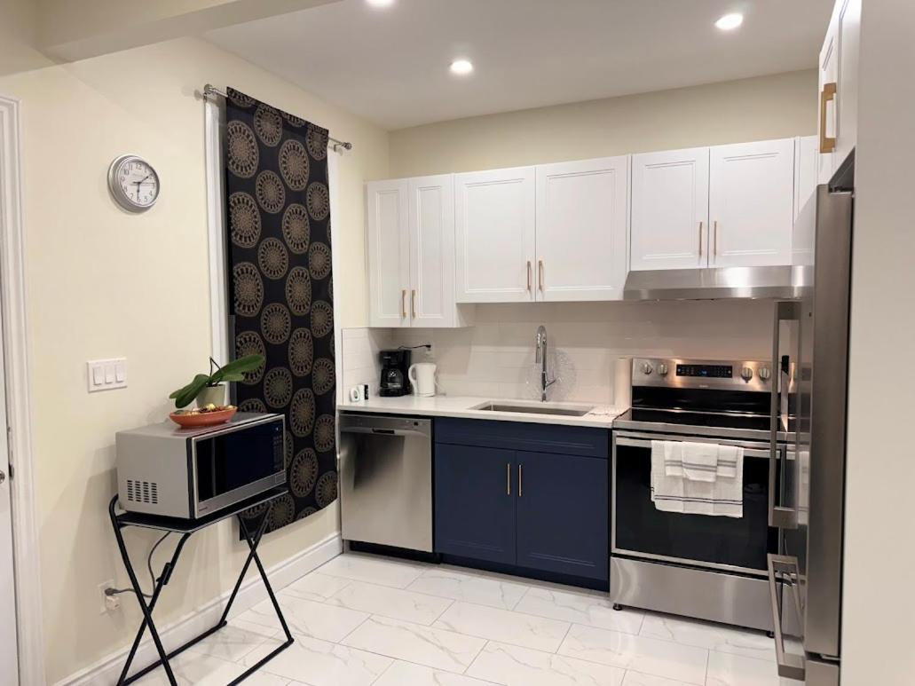 Private Hot Tub Retreat, Walk to Caesars, Waterfront & Downtown!