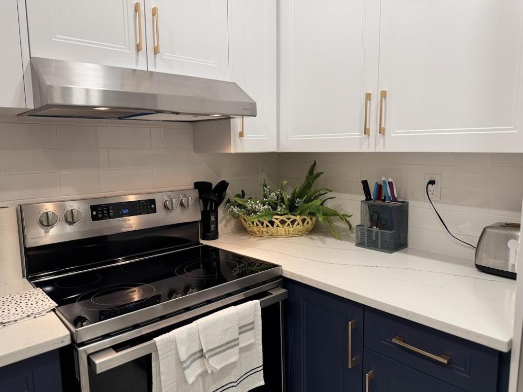 Private Hot Tub Retreat, Walk to Caesars, Waterfront & Downtown!
