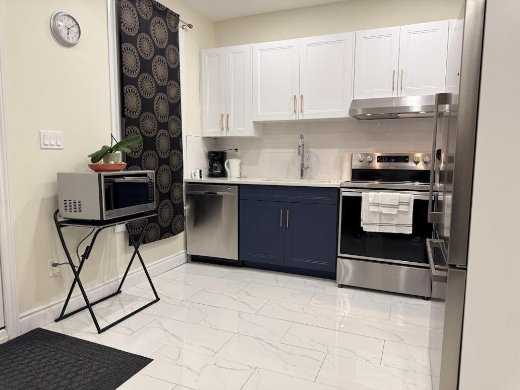 Private Hot Tub Retreat, Walk to Caesars, Waterfront & Downtown!