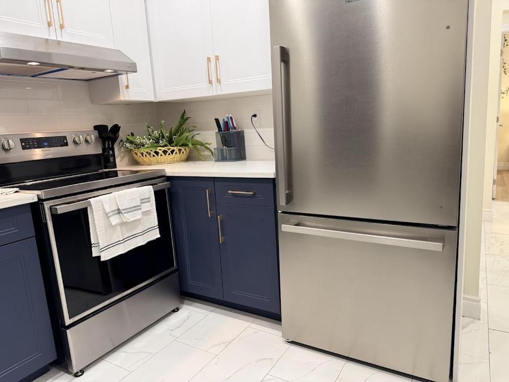 Private Hot Tub Retreat, Walk to Caesars, Waterfront & Downtown!