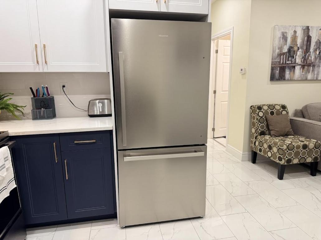 Private Hot Tub Retreat, Walk to Caesars, Waterfront & Downtown!