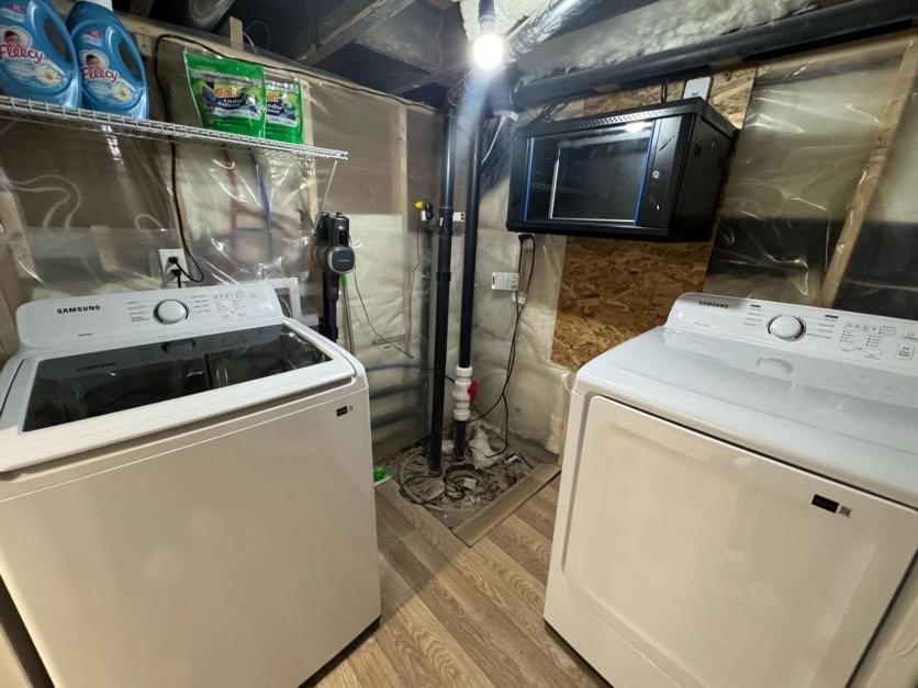 Private Hot Tub Retreat, Walk to Caesars, Waterfront & Downtown!