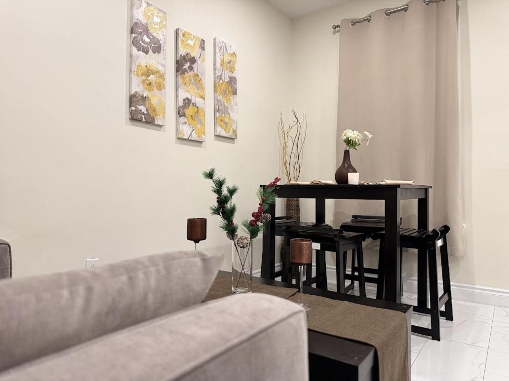 Private Hot Tub Retreat, Walk to Caesars, Waterfront & Downtown!