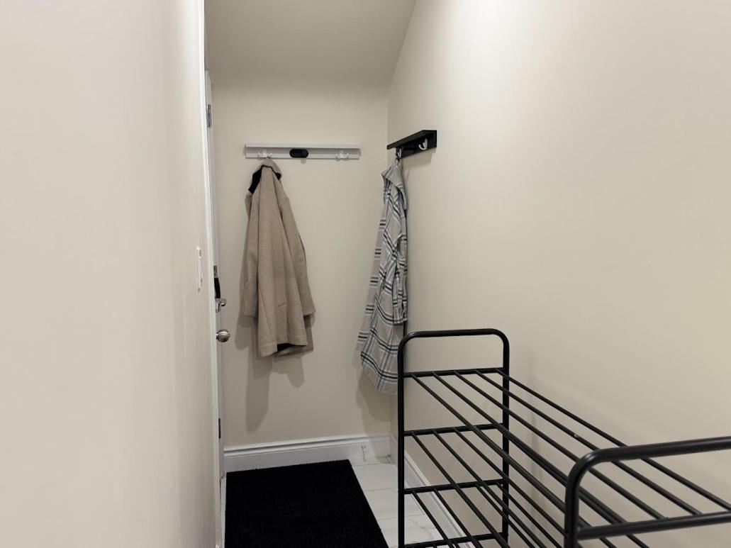 Private Hot Tub Retreat, Walk to Caesars, Waterfront & Downtown!