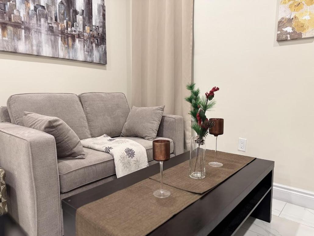 Private Hot Tub Retreat, Walk to Caesars, Waterfront & Downtown!