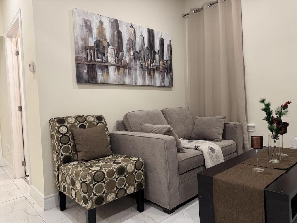 Private Hot Tub Retreat, Walk to Caesars, Waterfront & Downtown!