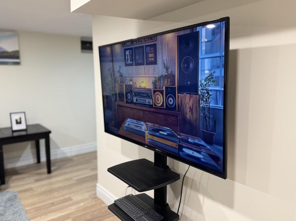 Private Hot Tub Retreat, Walk to Caesars, Waterfront & Downtown!
