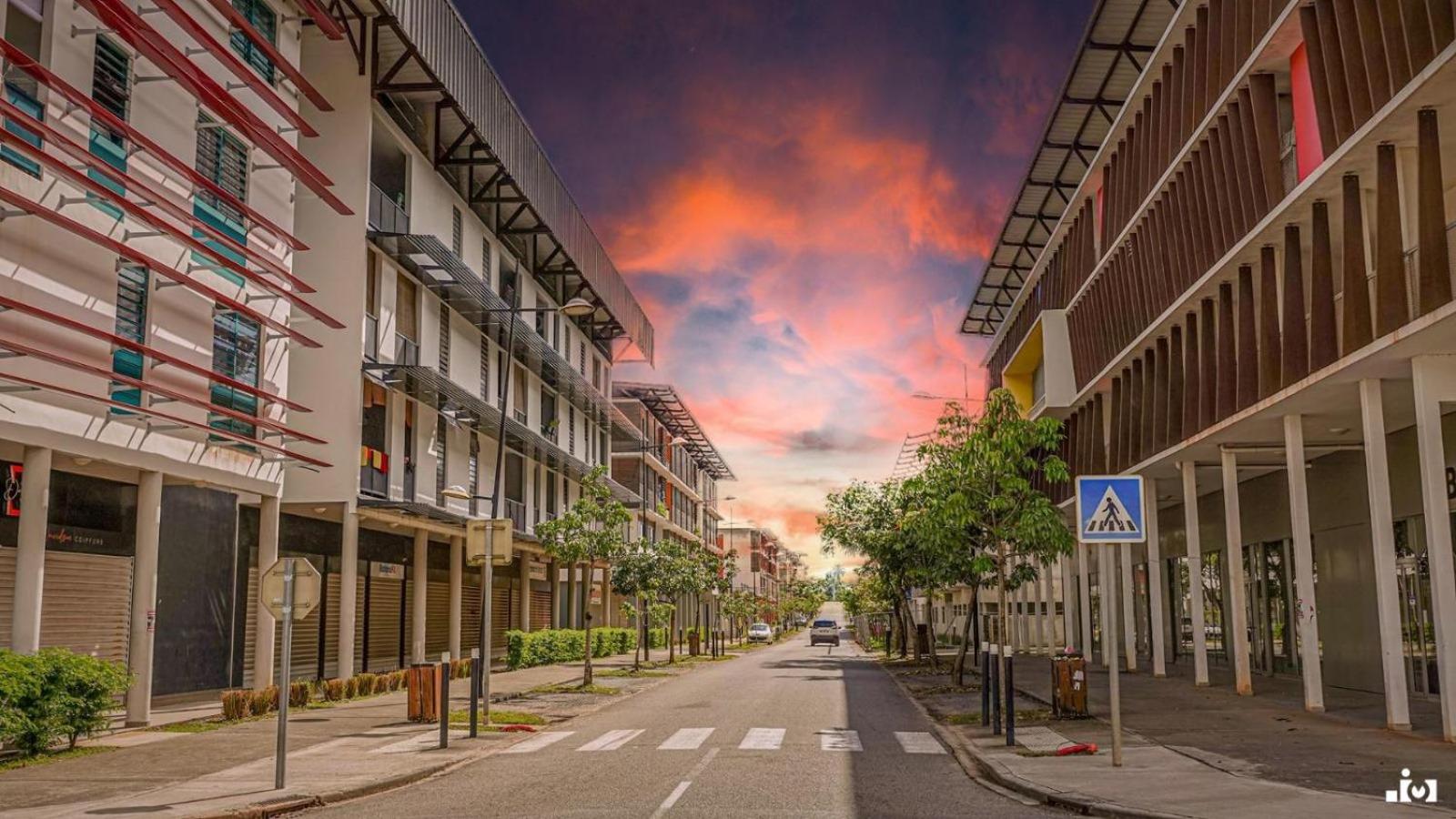 Hotel Appartement Cayenne Chic Design Élégant en Bois Tropical - Image 1