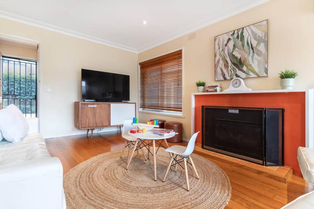 Port Melbourne Comfort Close to City and Beach