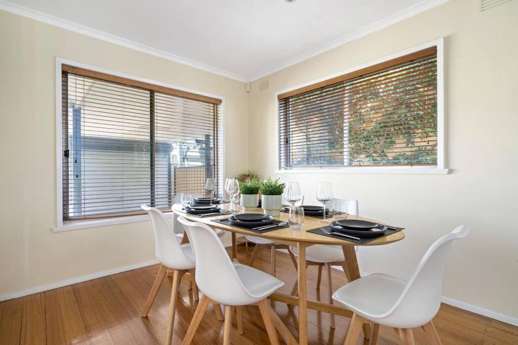 Port Melbourne Comfort Close to City and Beach
