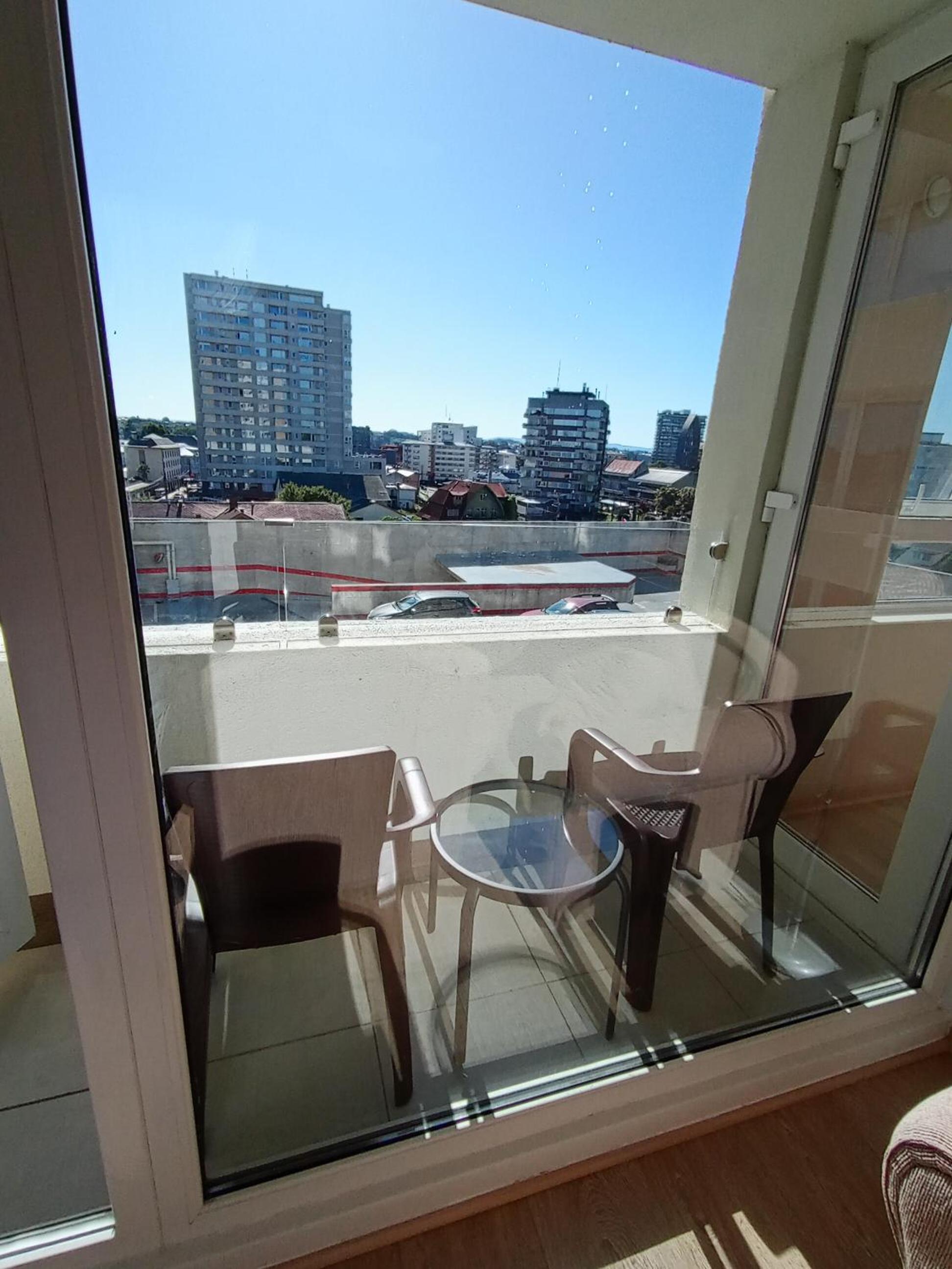 Arriendo 1 Departamento Diario Amoblado en Edificio Pleno Centro de Osorno Full Eléctrico y Estacionamiento Techado, Comodidad, Moderno y Seguridad