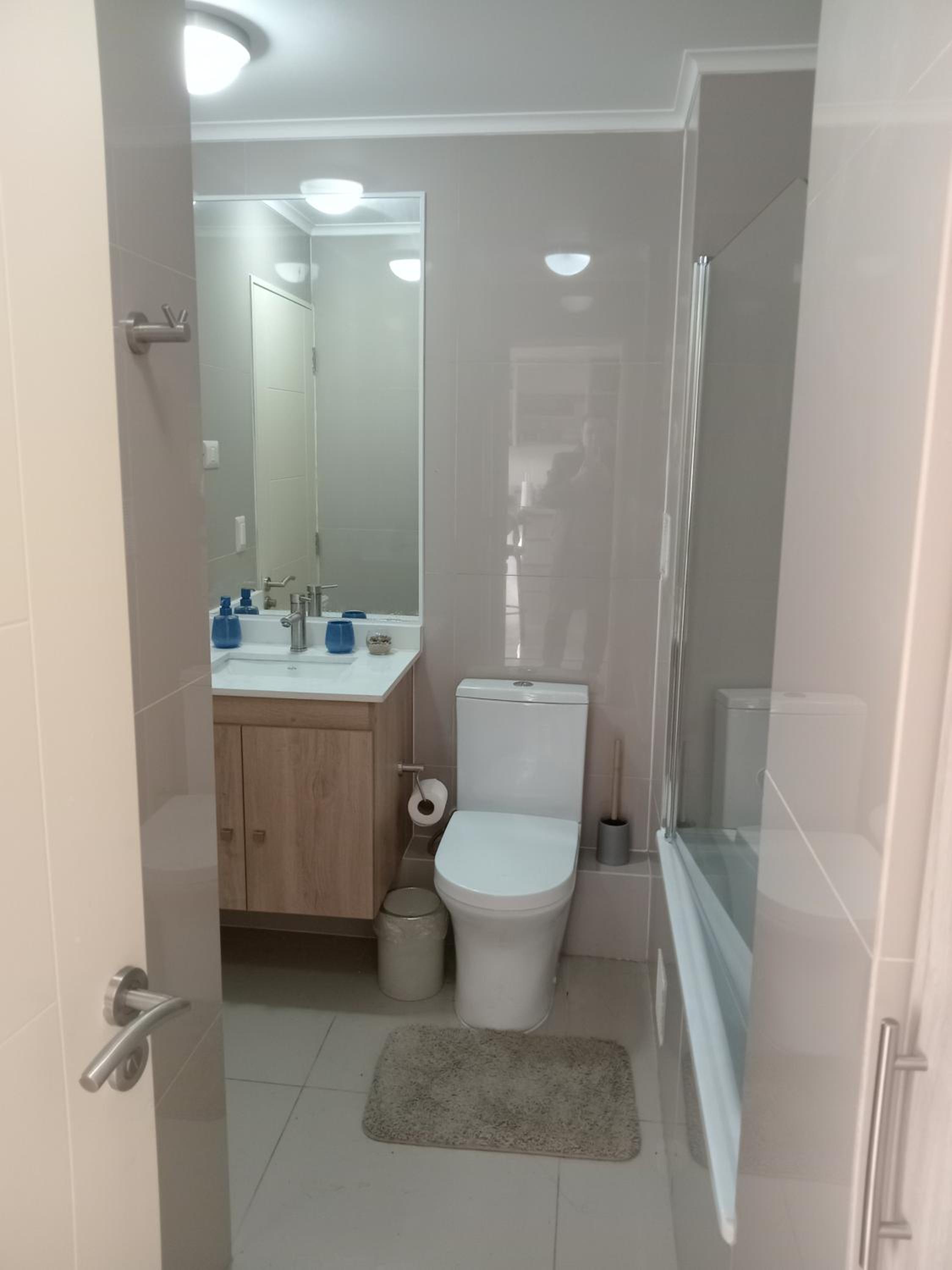 Arriendo 1 Departamento Diario Amoblado en Edificio Pleno Centro de Osorno Full Eléctrico y Estacionamiento Techado, Comodidad, Moderno y Seguridad