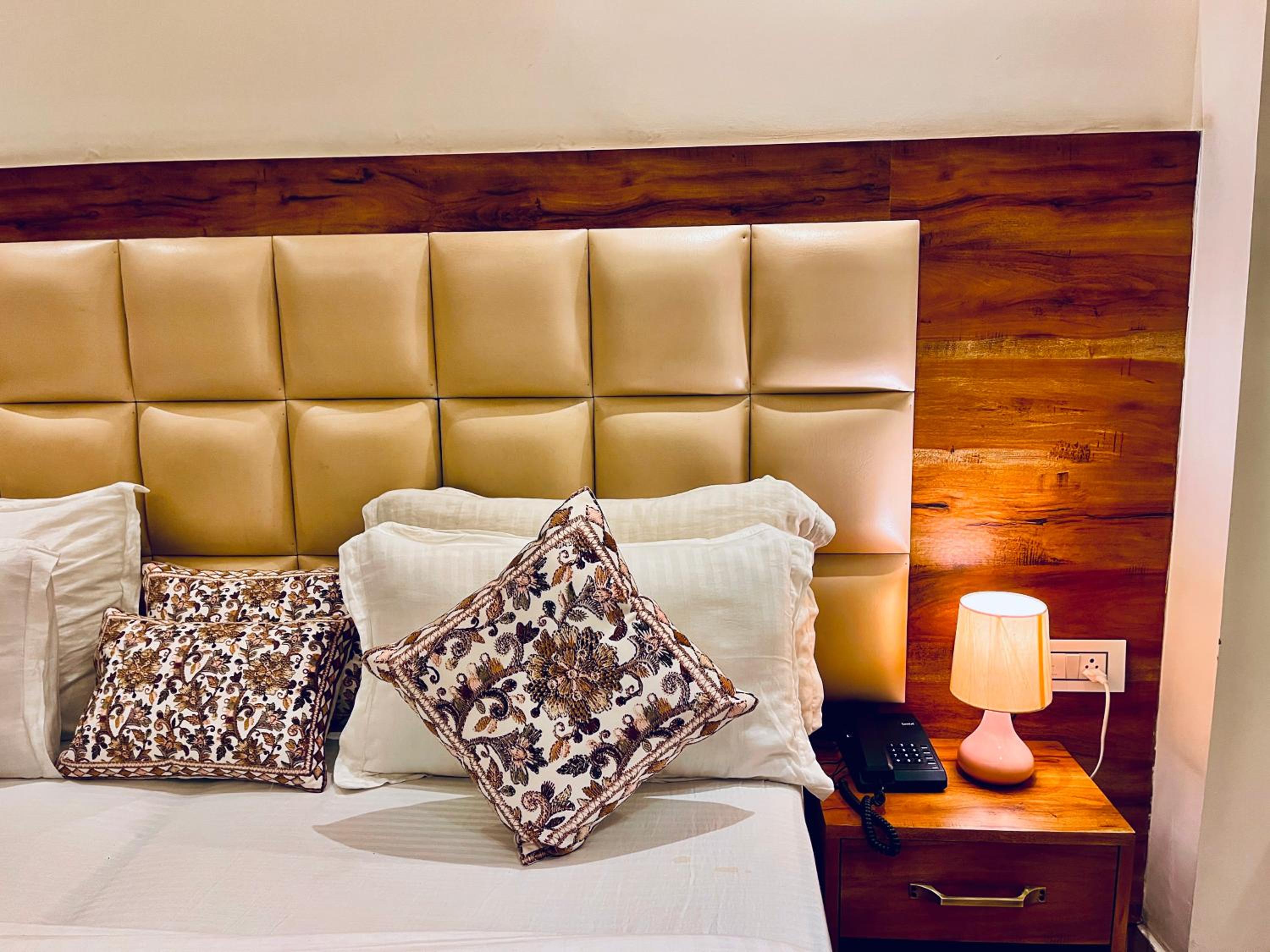 Maclo Classic Luxury Resort - Lavish & Luxury Rooms ! Big Parking ! Lift ! All Balcony Rooms ! Prime Location ! Top Selling Property in Mcleod ganj view 4