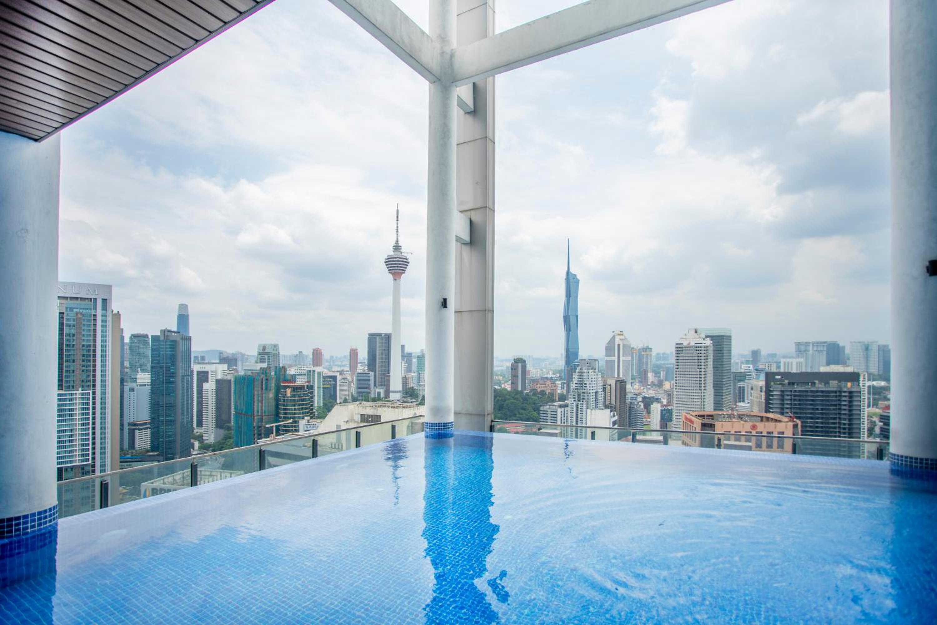 The Colony & Luxe with KLCC view Skypool by Cobnb