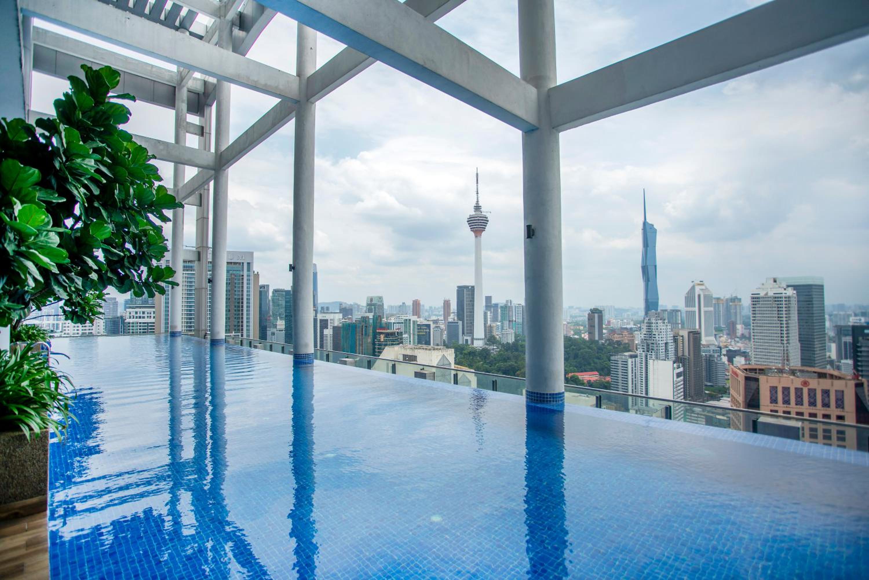 The Colony & Luxe with KLCC view Skypool by Cobnb