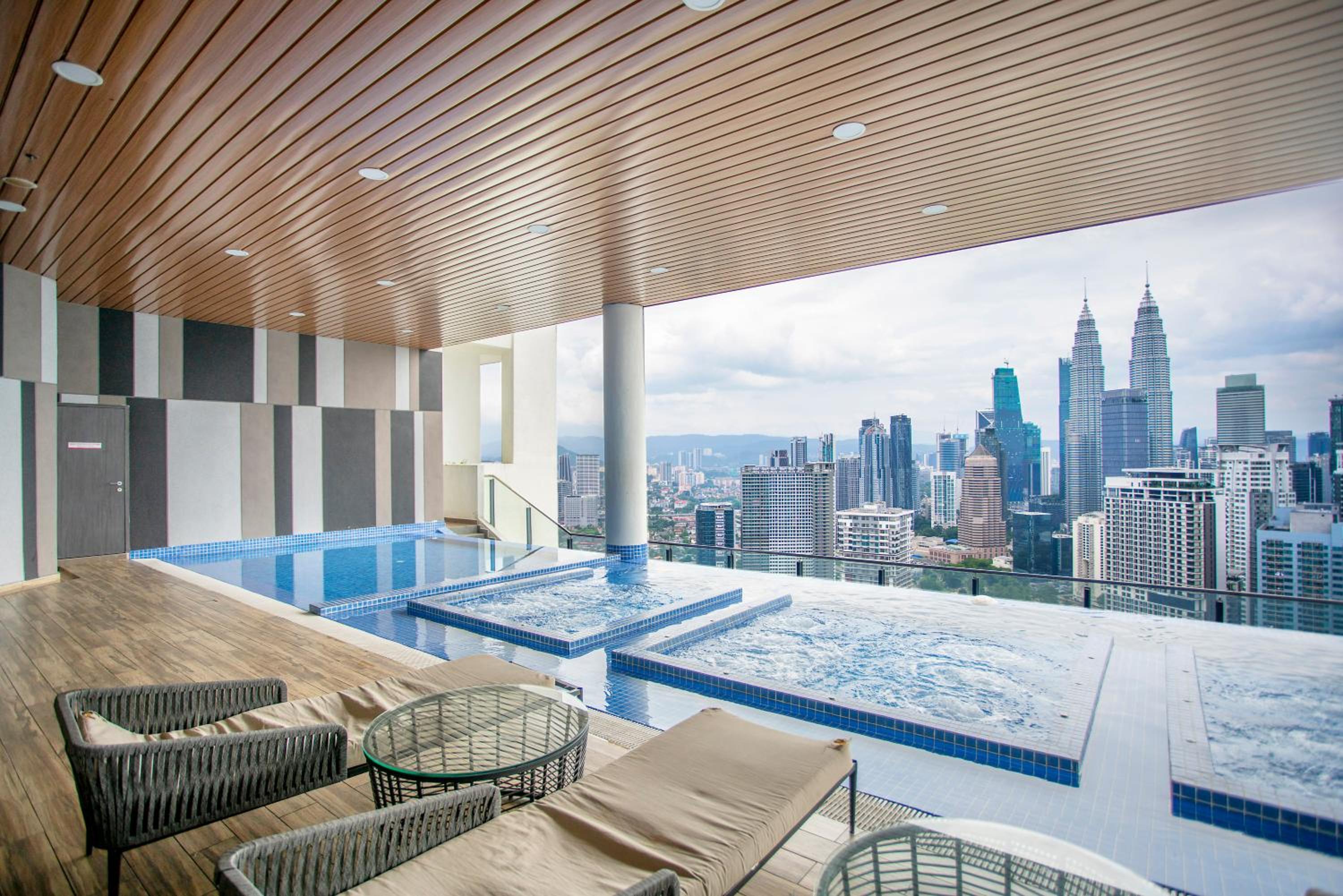 The Colony & Luxe with KLCC view Skypool by Cobnb