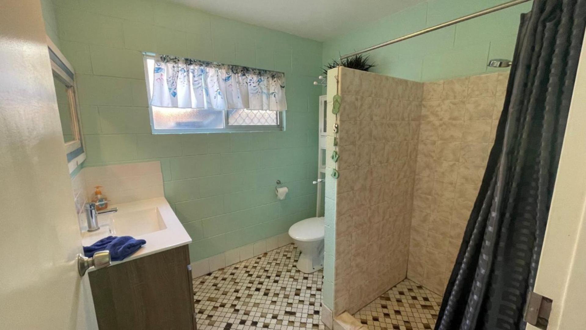 Charm and Comfort in this Ground floor unit with water views! Welsby Pde, Bongaree