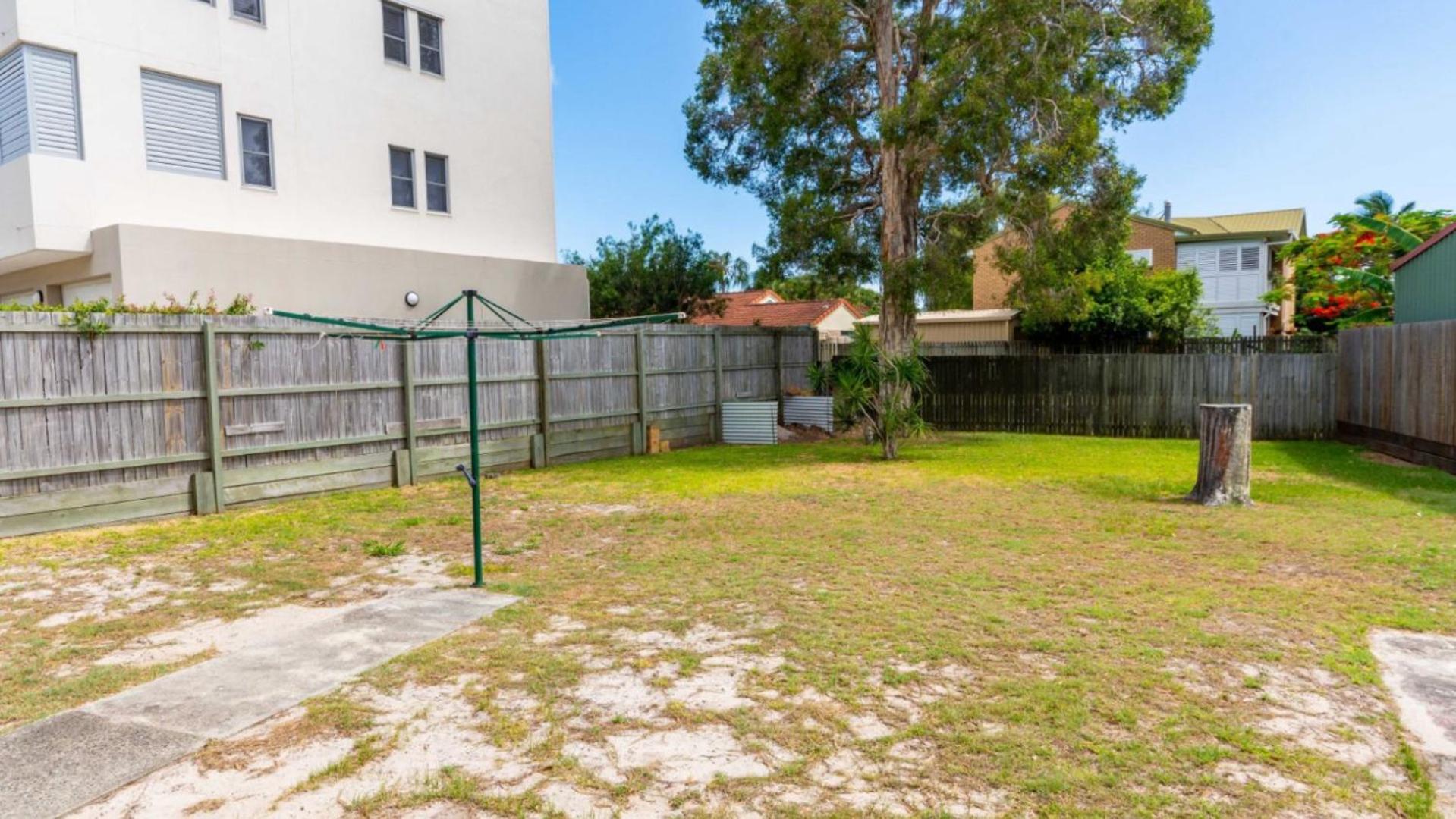 Charm and Comfort in this Ground floor unit with water views! Welsby Pde, Bongaree