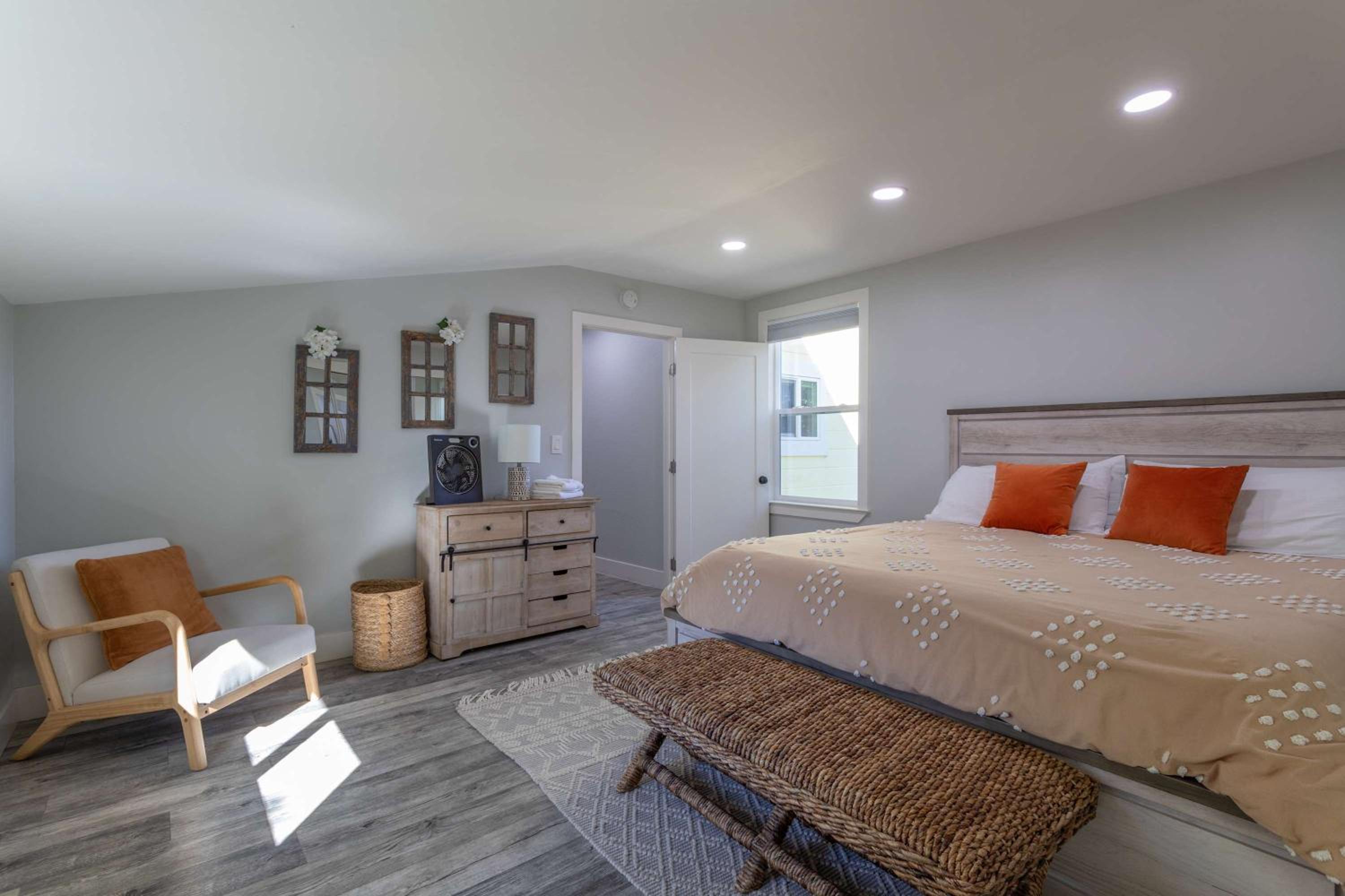 Relaxing 3BR Home with Vineyard View Rooftop Deck and Game Room view 3