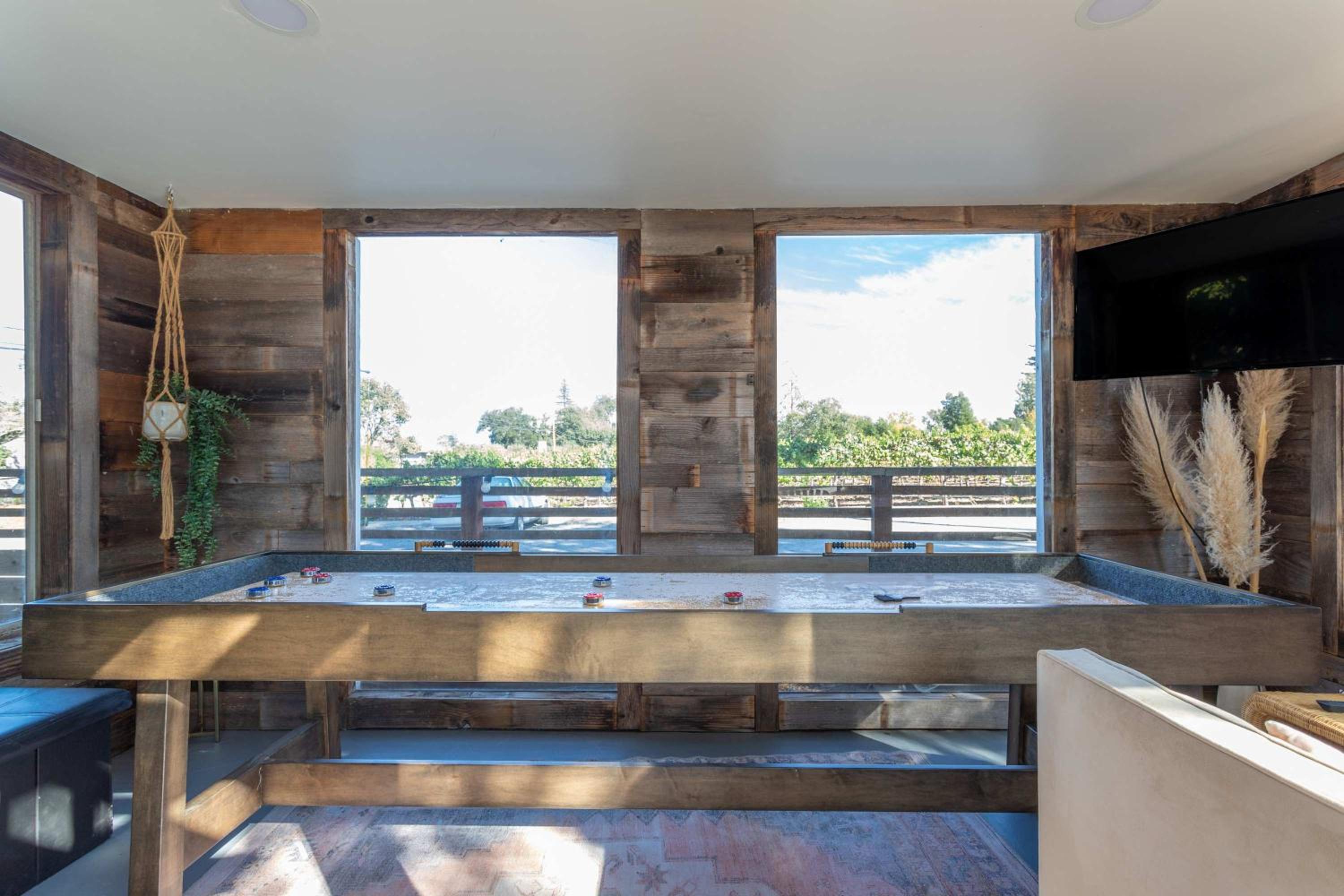 Relaxing 3BR Home with Vineyard View Rooftop Deck and Game Room view 4