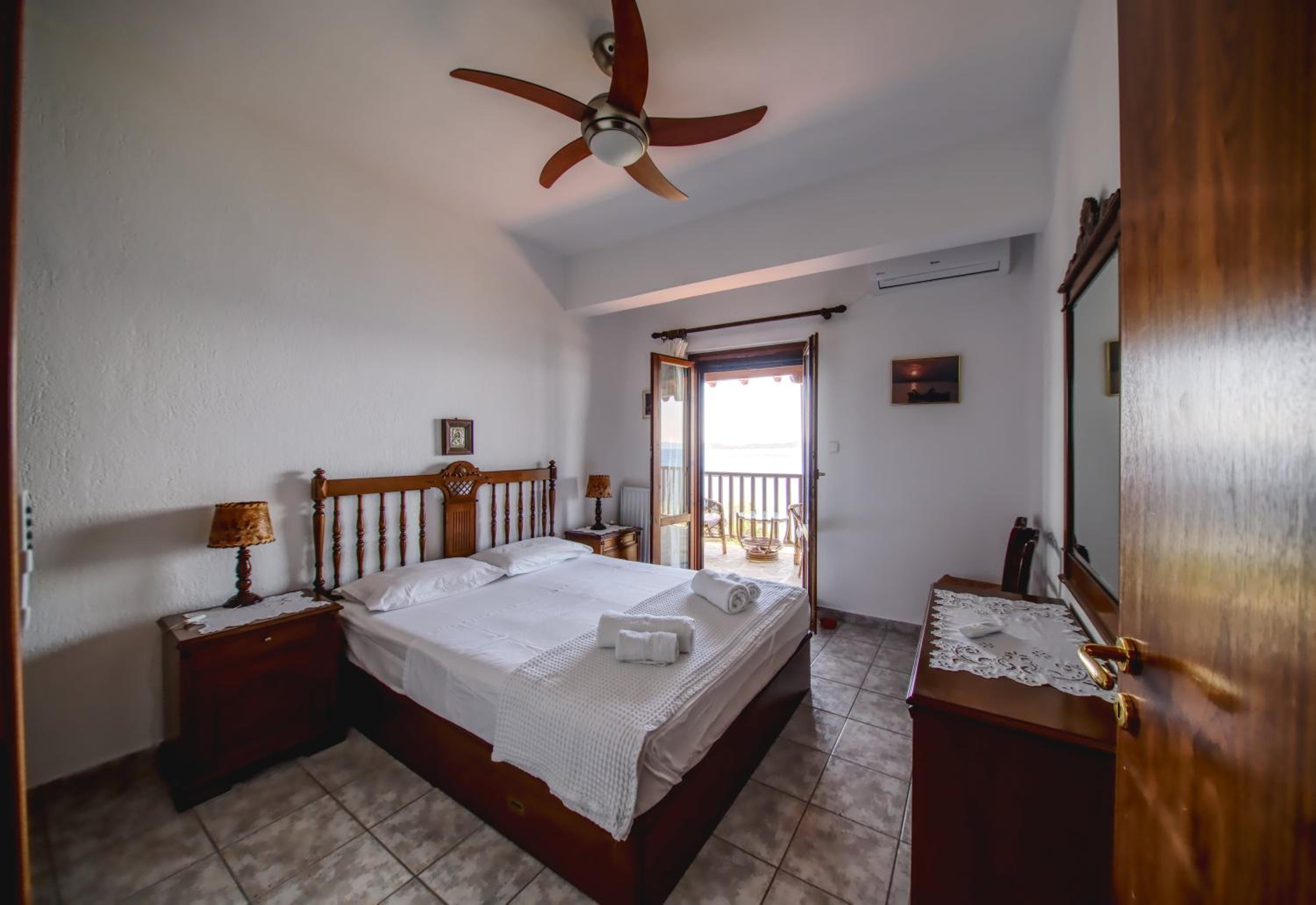 Beachfront villa with huge garden, 3br, Halkidiki view 3