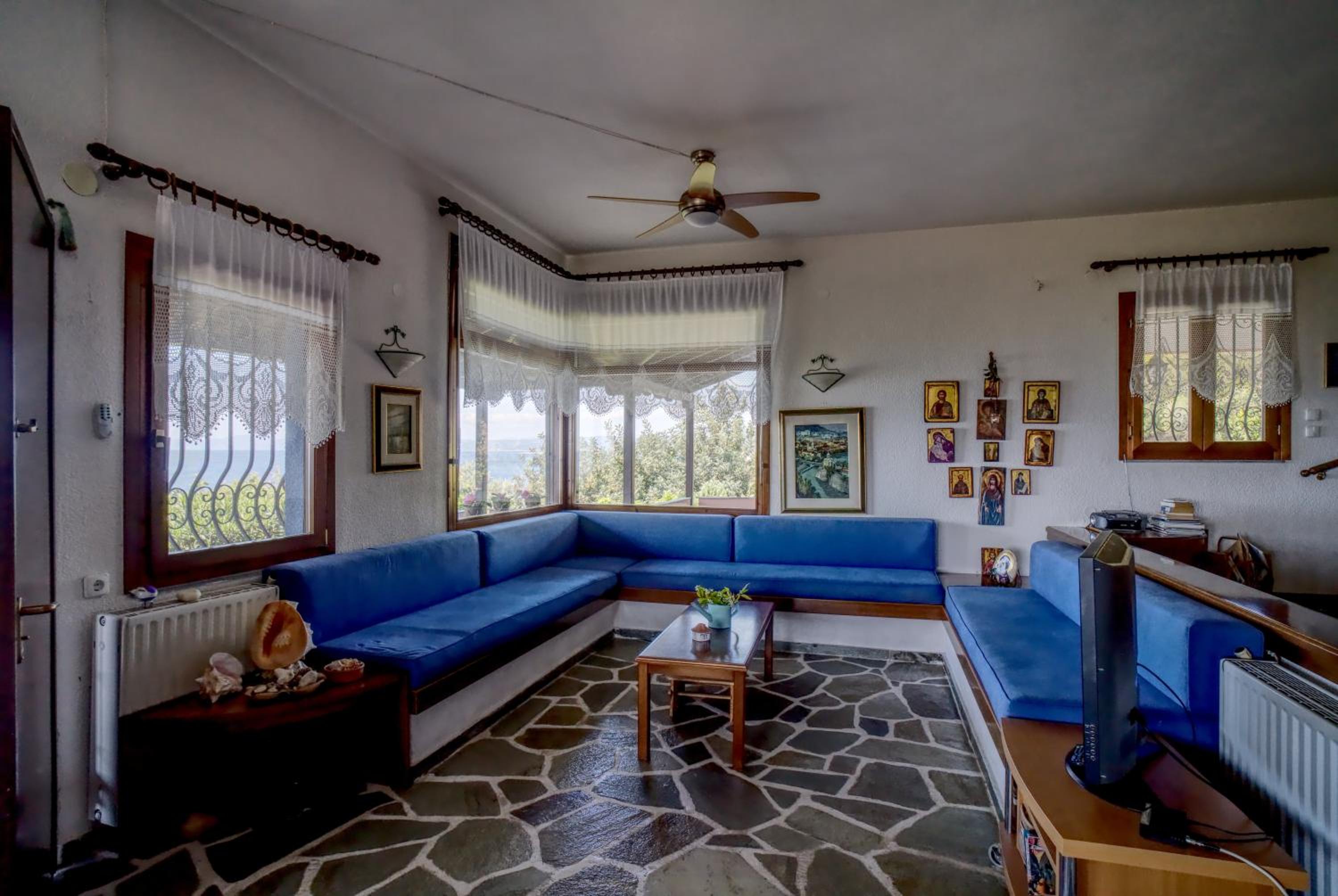 Beachfront villa with huge garden, 3br, Halkidiki view 4