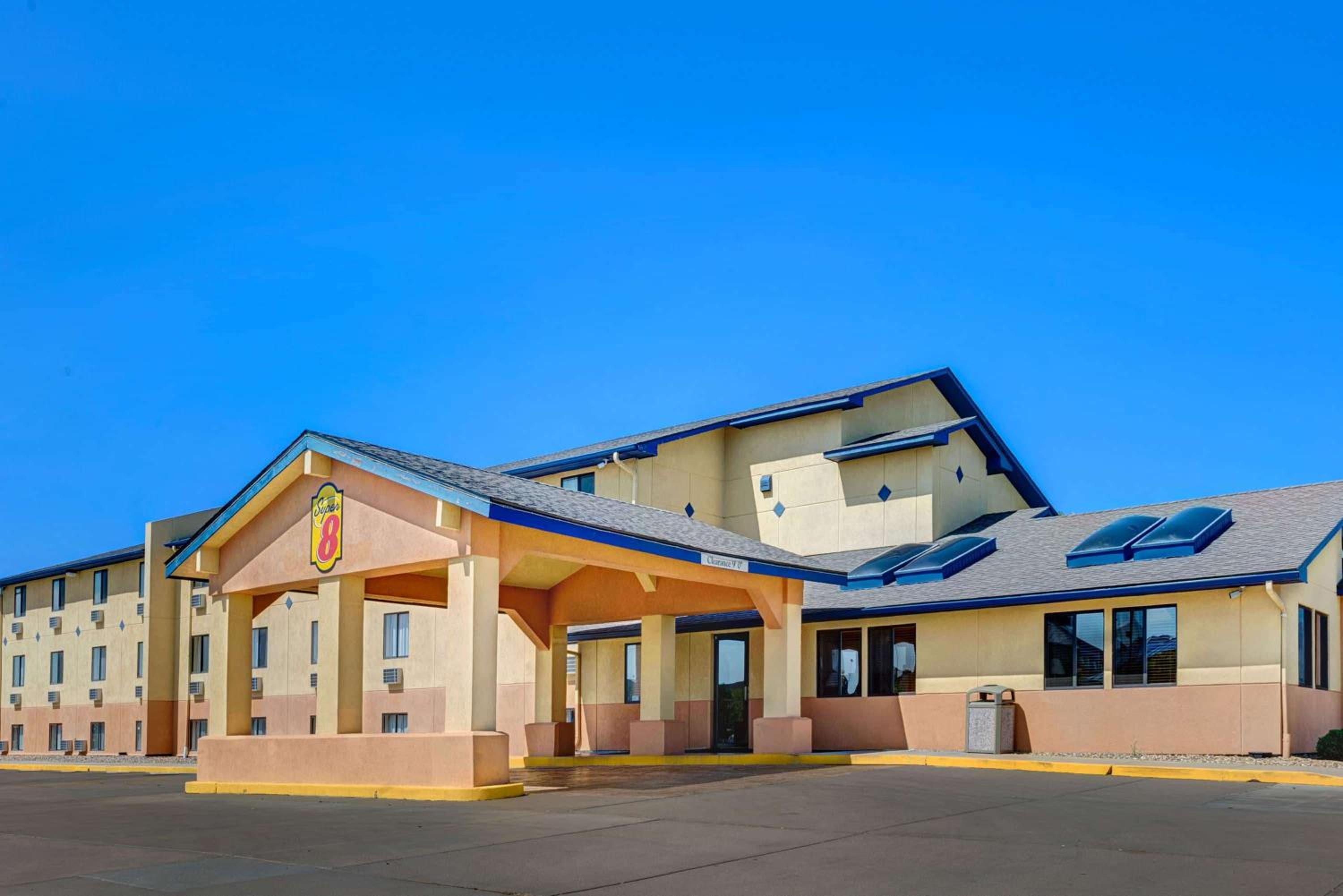 Hutchinson Vacations - Super 8 by Wyndham Hutchinson - Property Image 1