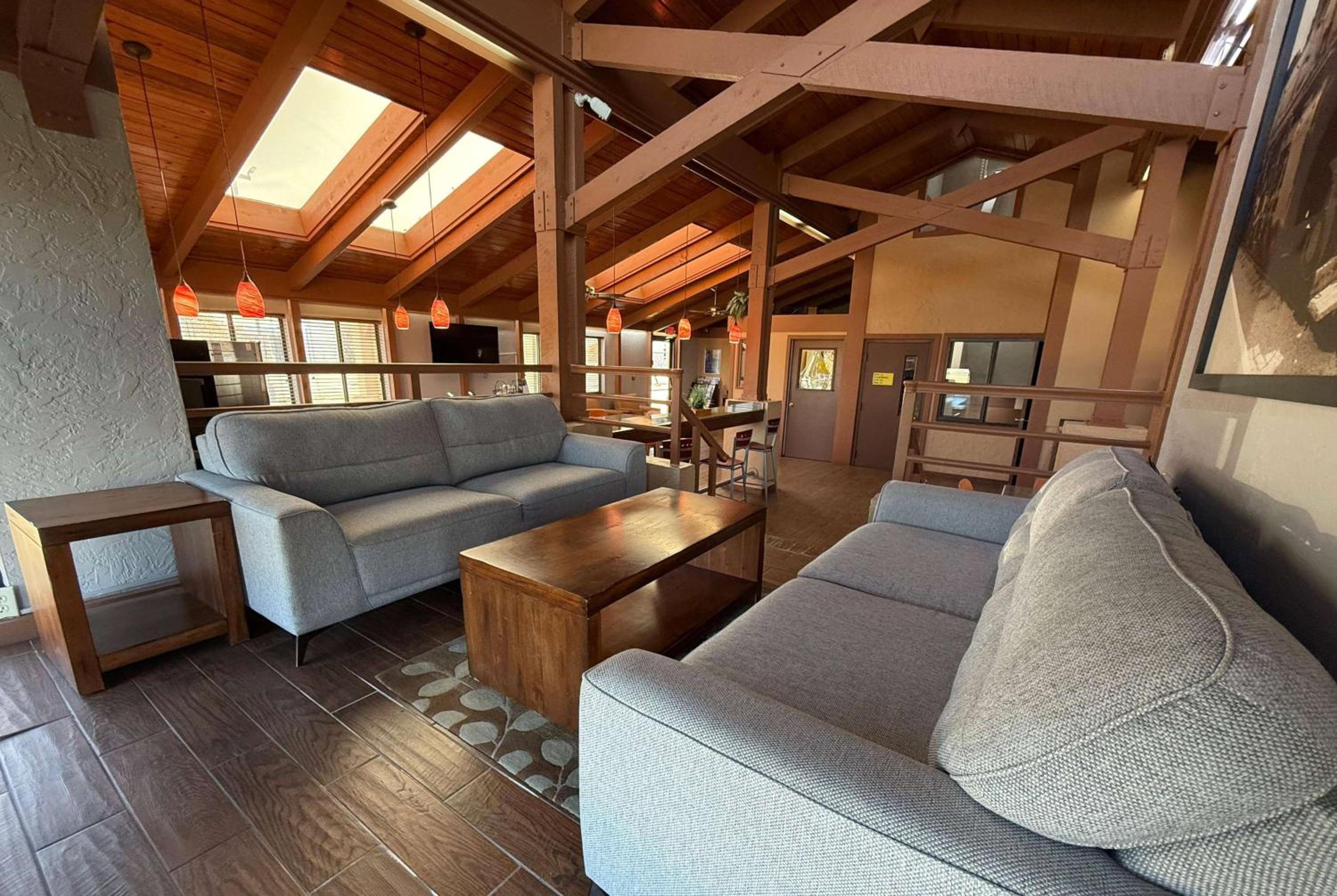 Hutchinson Vacations - Super 8 by Wyndham Hutchinson - Property Image 2