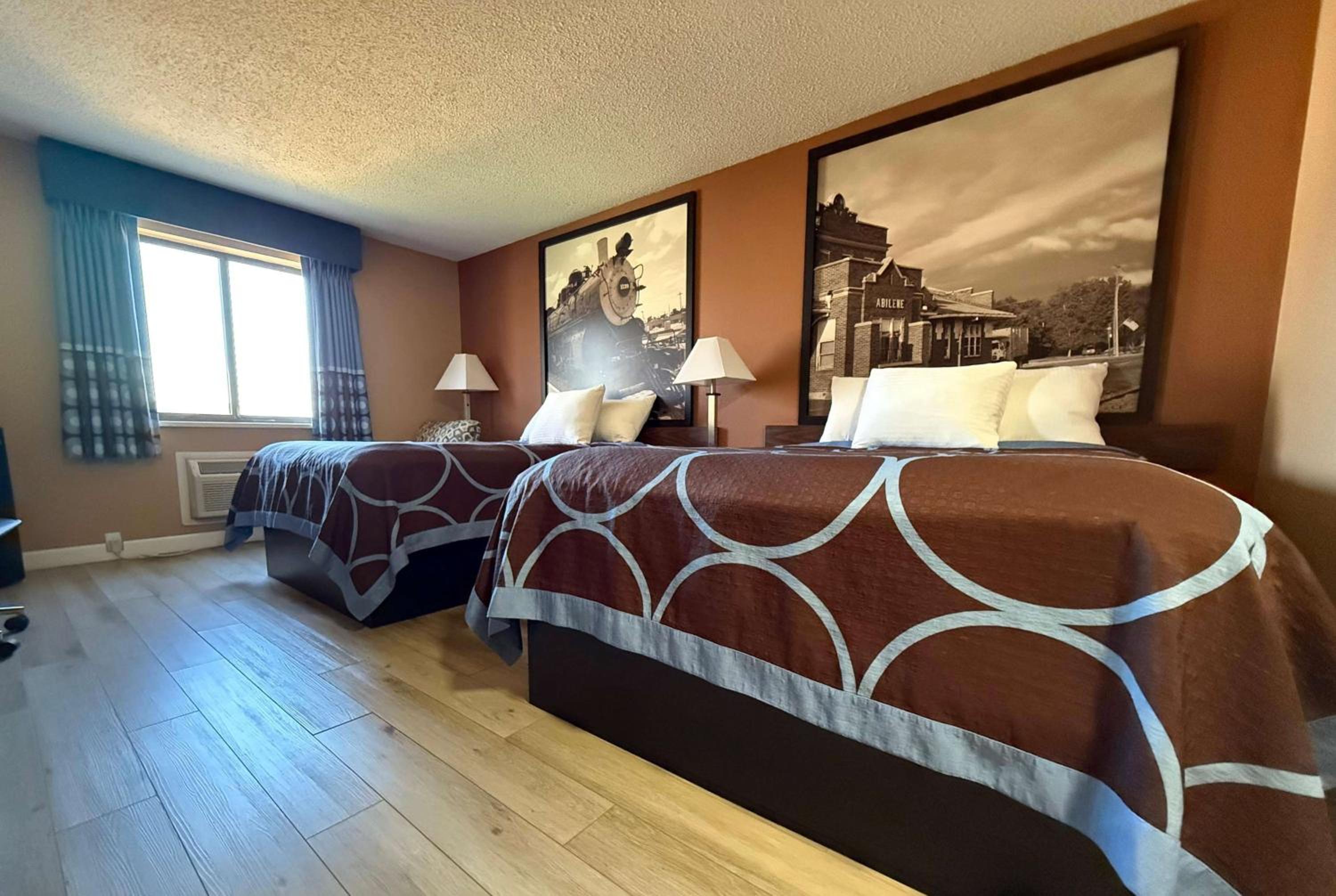 Hutchinson Vacations - Super 8 by Wyndham Hutchinson - Property Image 2