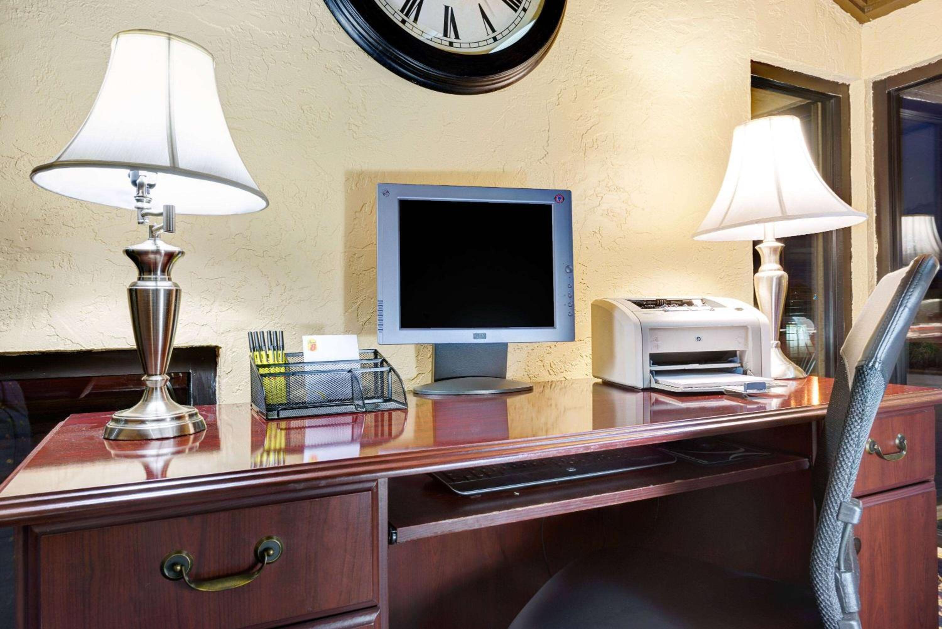 Hutchinson Vacations - Super 8 by Wyndham Hutchinson - Property Image 11