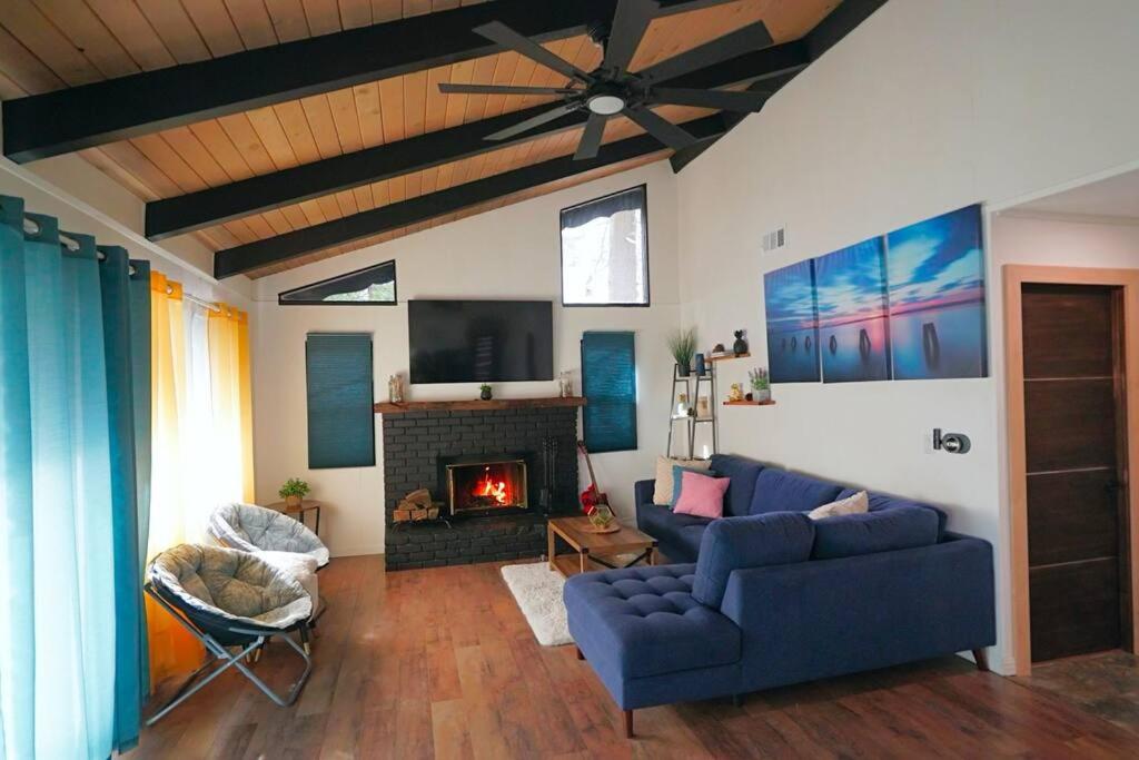 Beautiful Renovated Cozy Forest Home with Hot Tub in Crestline view 2