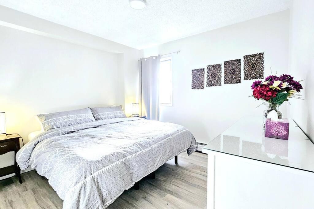 Spacious Top Floor at Stampede w Free Parking and AC
