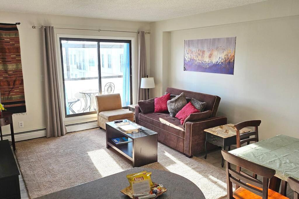 Spacious Top Floor at Stampede w Free Parking and AC