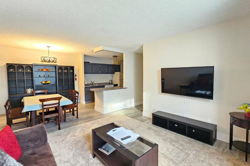 Spacious Top Floor at Stampede w Free Parking and AC