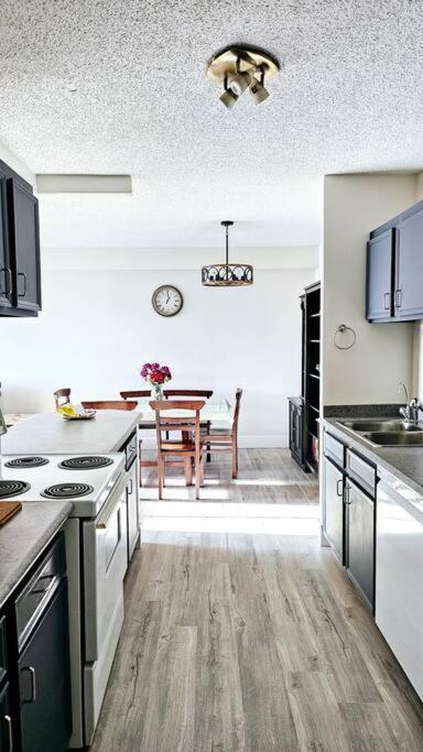 Spacious Top Floor at Stampede w Free Parking and AC