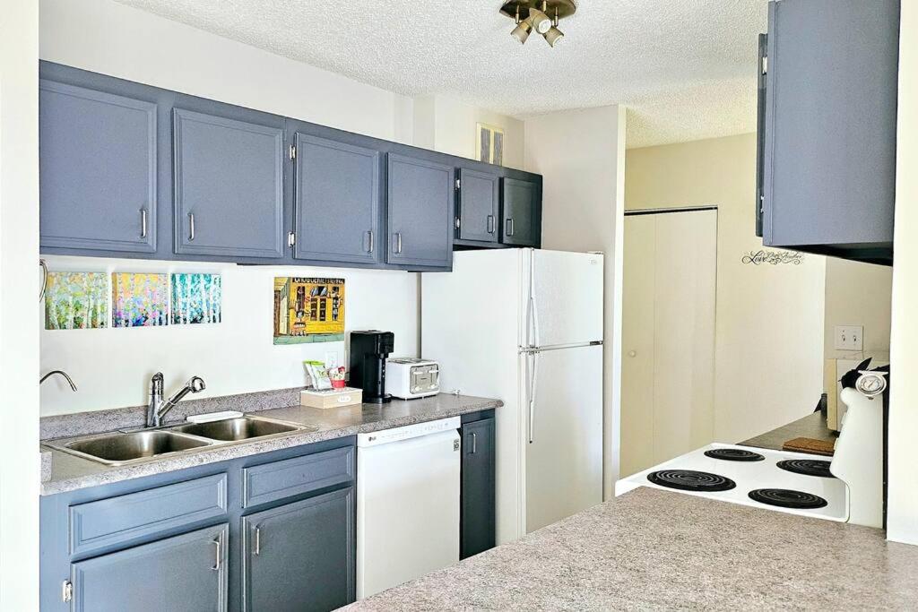 Spacious Top Floor at Stampede w Free Parking and AC