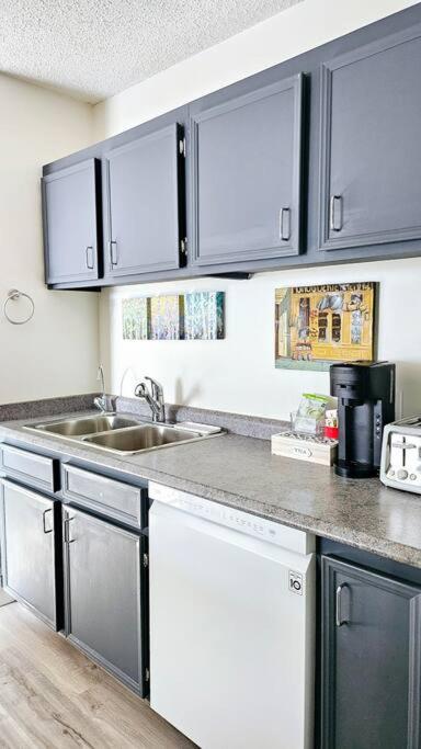 Spacious Top Floor at Stampede w Free Parking and AC