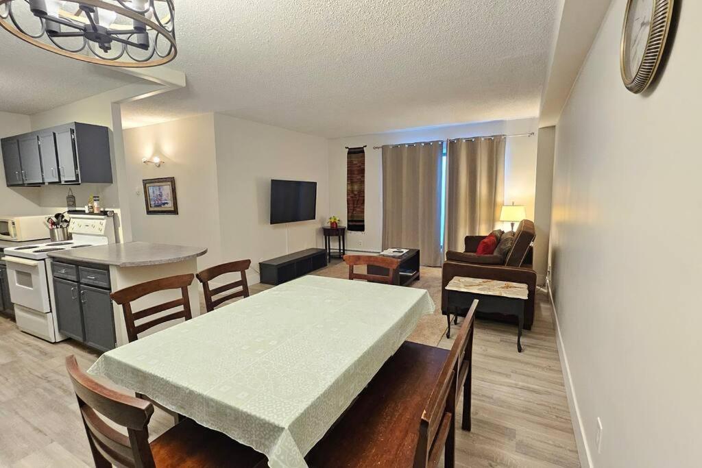 Spacious Top Floor at Stampede w Free Parking and AC
