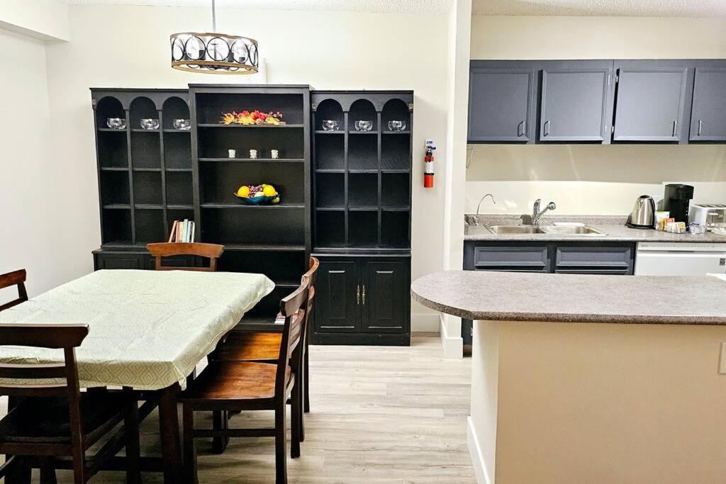 Spacious Top Floor at Stampede w Free Parking and AC