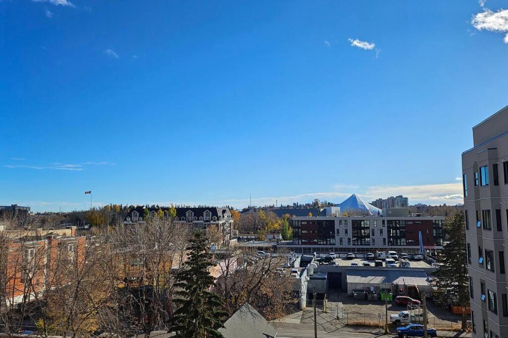 Spacious Top Floor at Stampede w Free Parking and AC