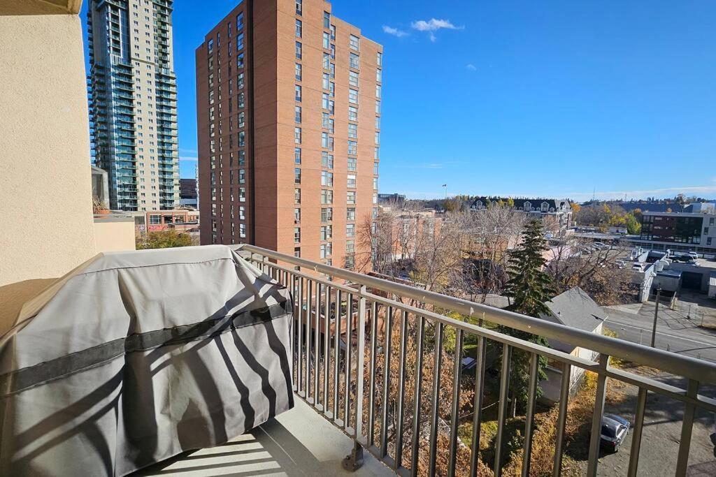 Spacious Top Floor at Stampede w Free Parking and AC