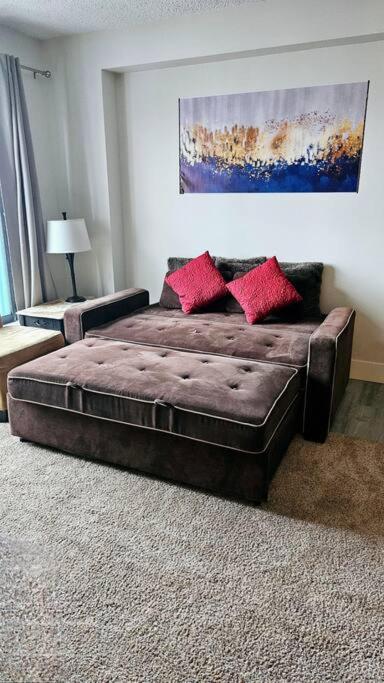 Spacious Top Floor at Stampede w Free Parking and AC
