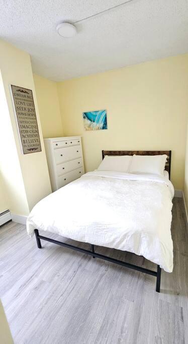 Spacious Top Floor at Stampede w Free Parking and AC