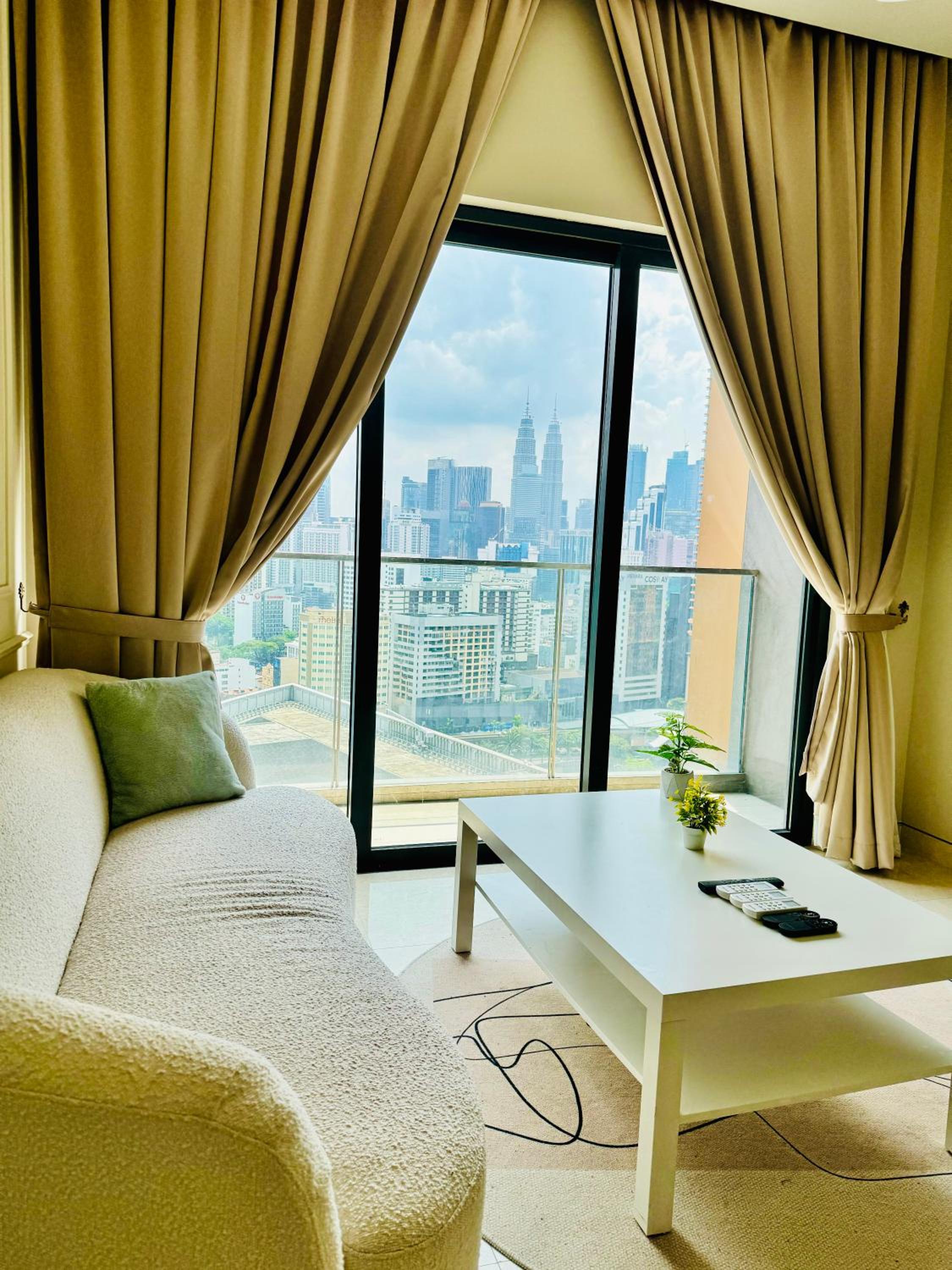 LUCENTIA RESIDENCE HOLYDAY IN Kl