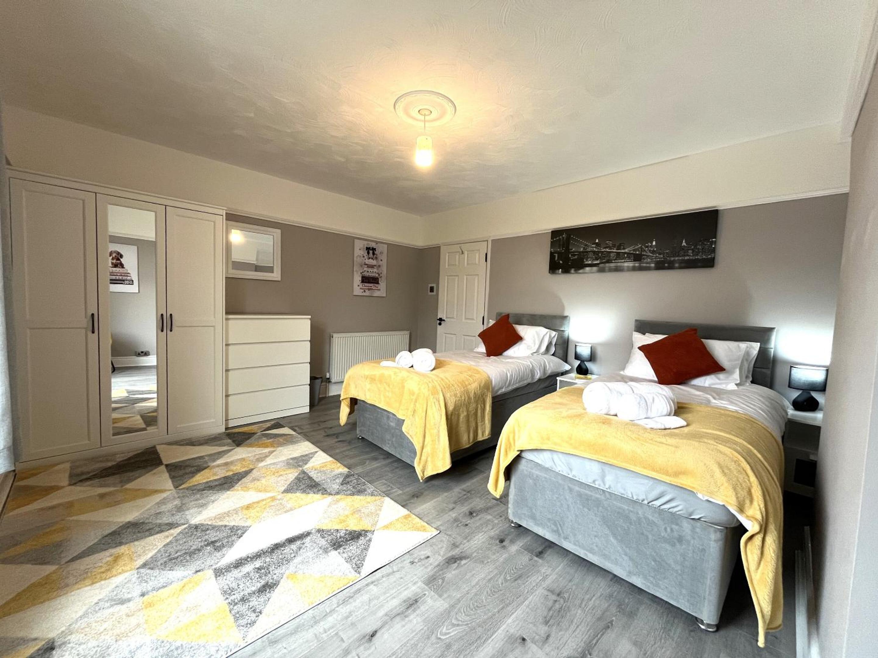 Spacious home sleeps 8 Nr Etihad Coop Live & City view 2