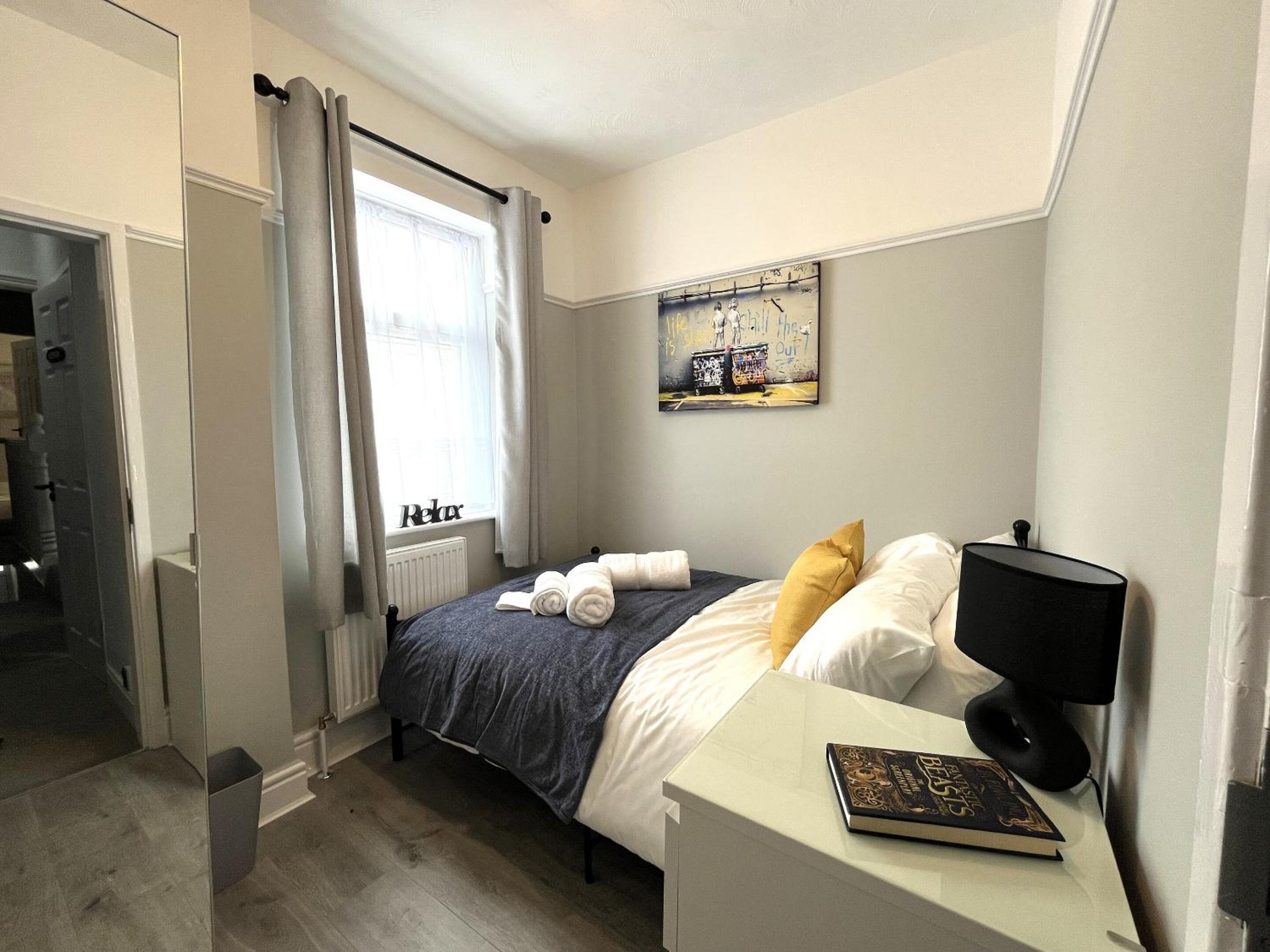Spacious home sleeps 8 Nr Etihad Coop Live & City view 3