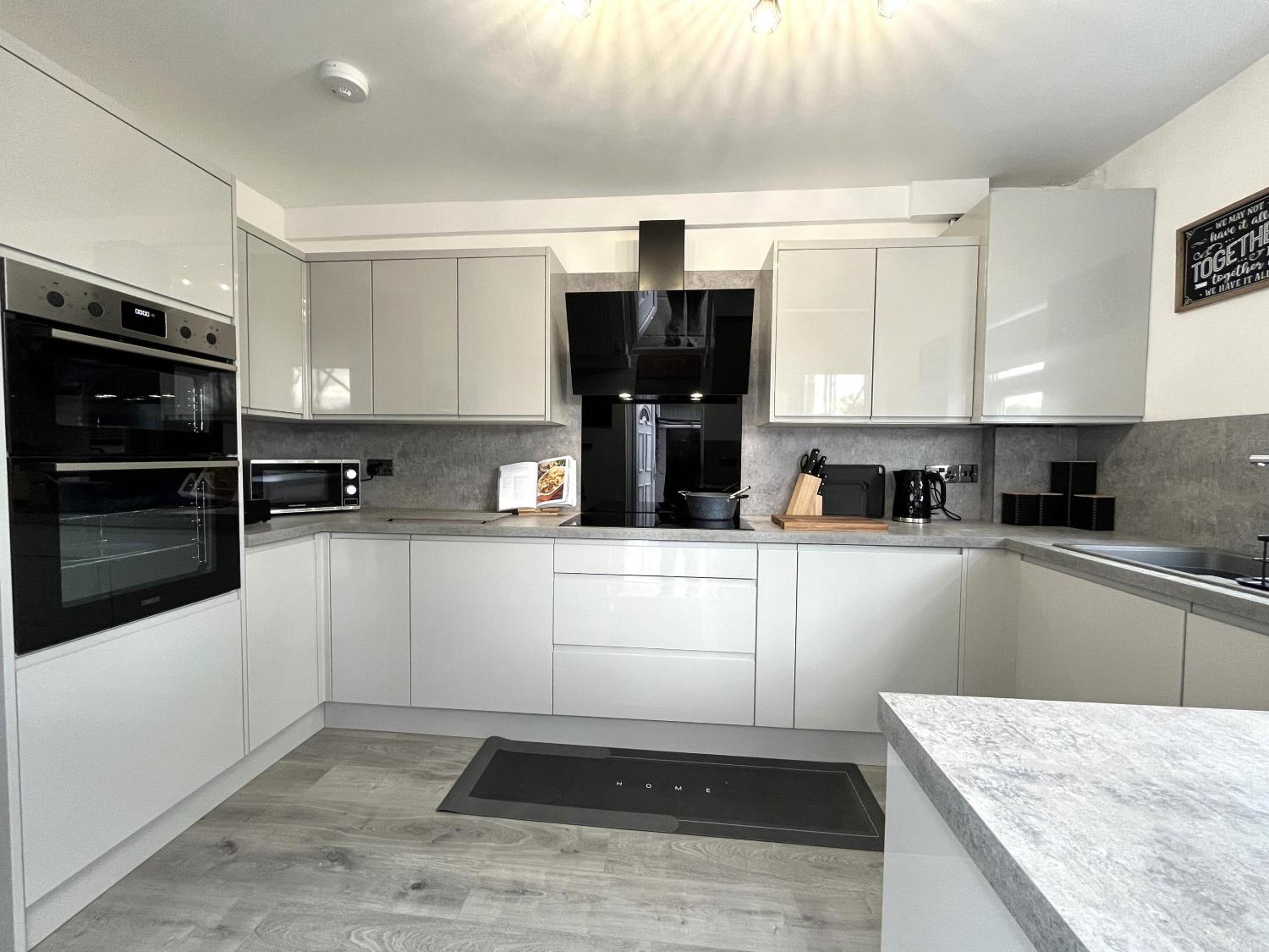 Spacious home sleeps 8 Nr Etihad Coop Live & City view 4