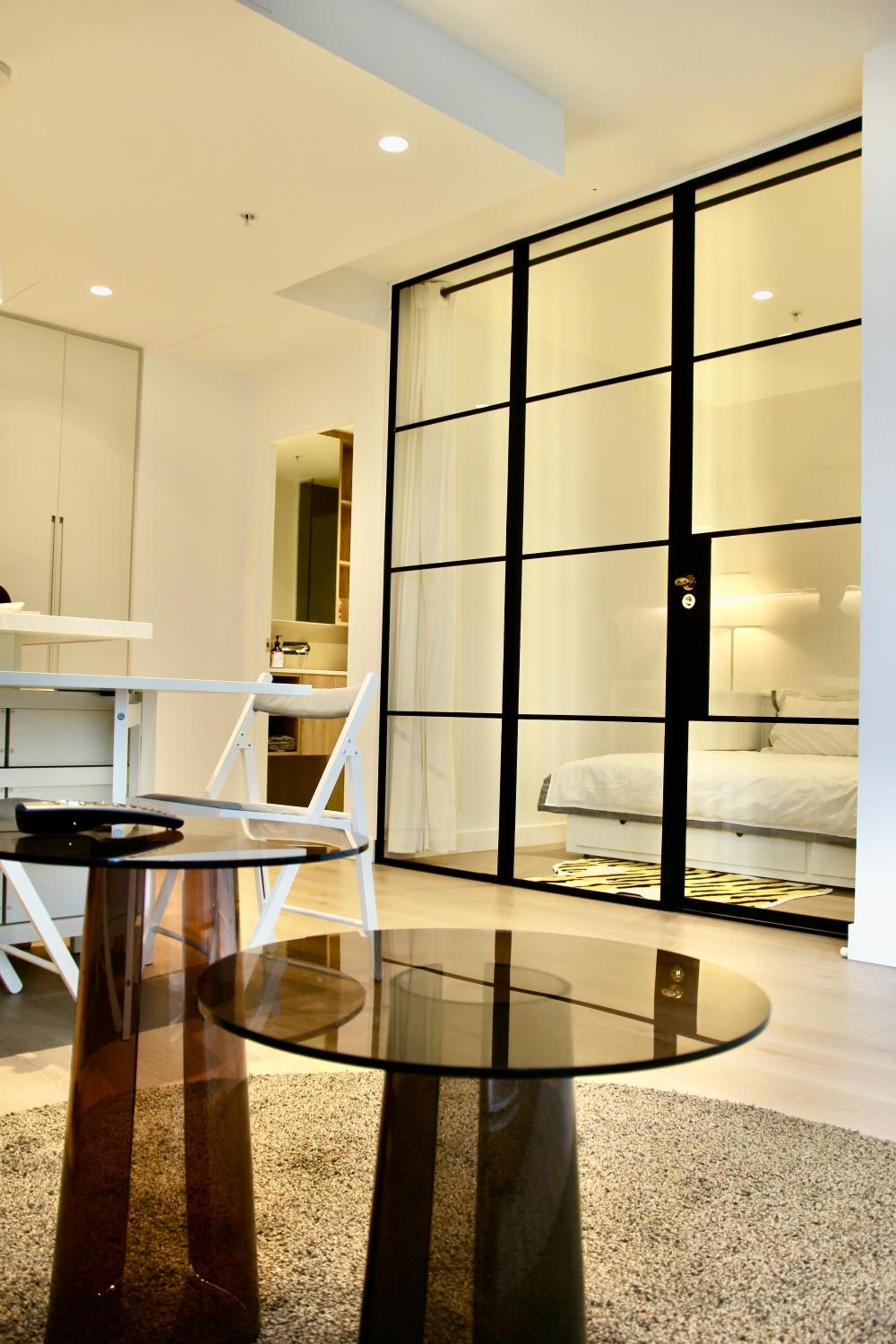 Chic 2BR Luxury Apt in Prime West Side Complex Center of It All