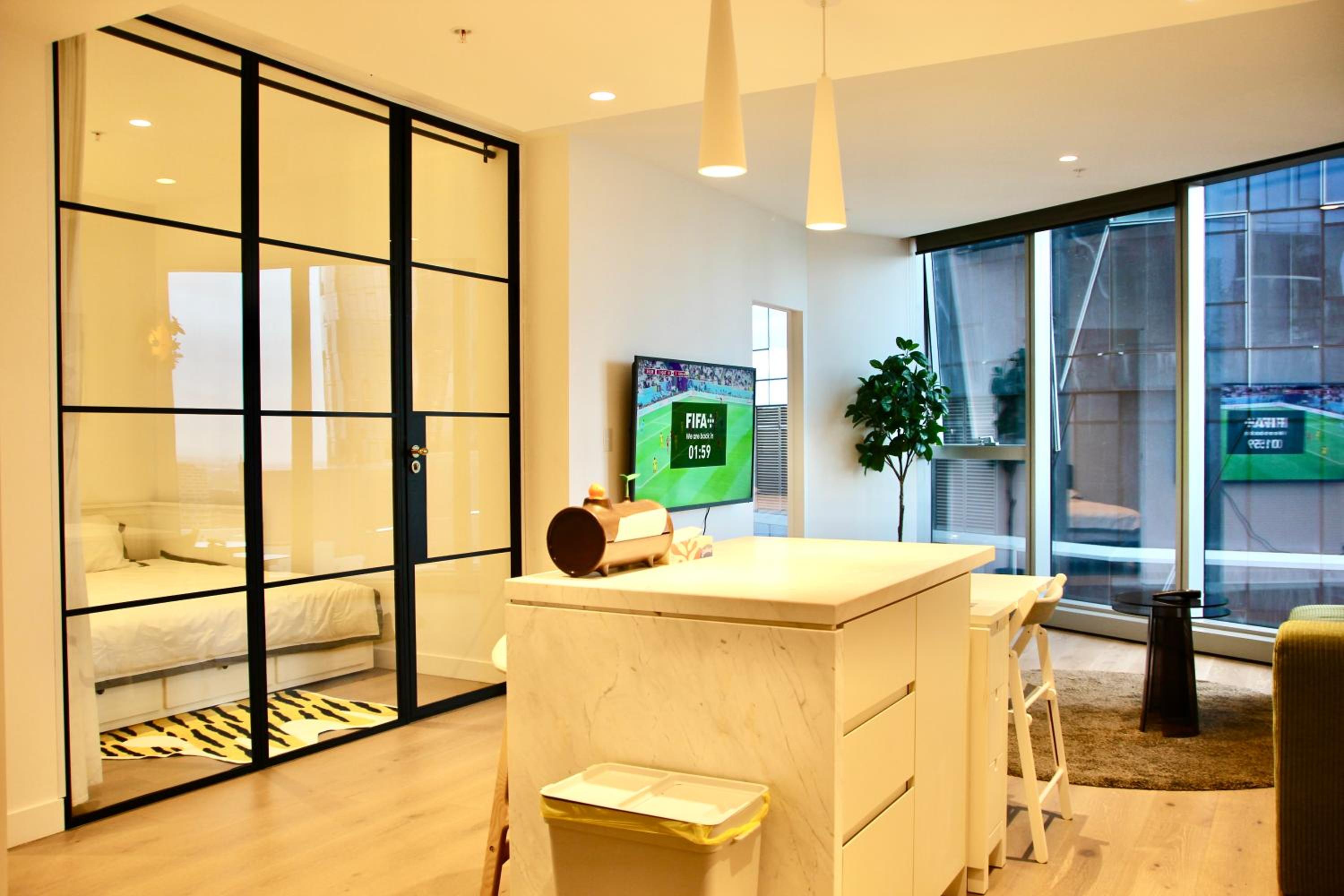 Chic 2BR Luxury Apt in Prime West Side Complex Center of It All