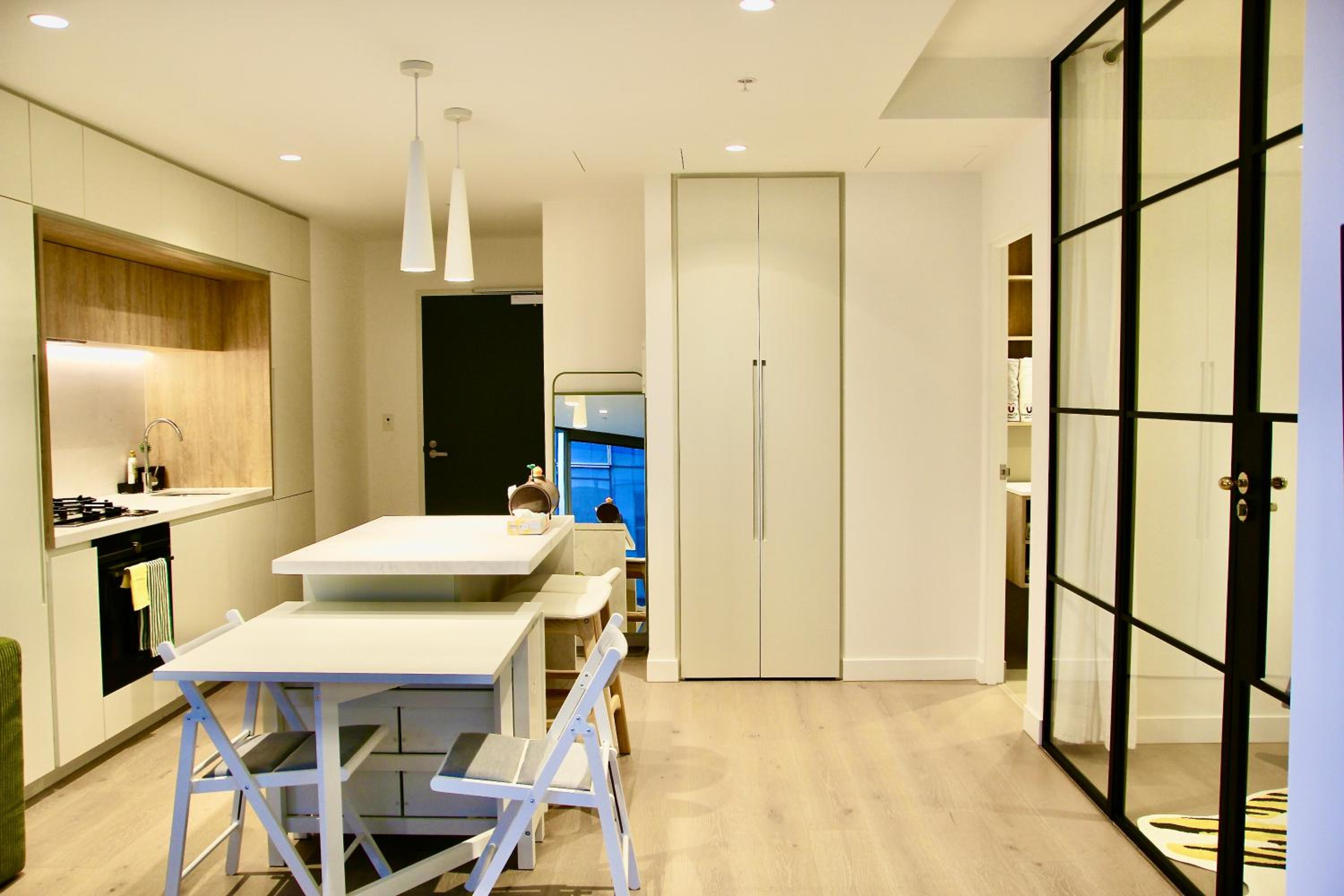 Chic 2BR Luxury Apt in Prime West Side Complex Center of It All